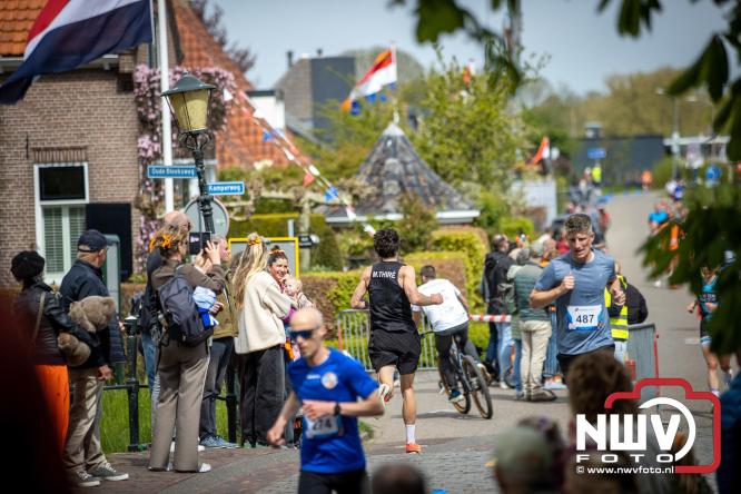 Volle terrassen, bruisende kleedjesmarkt en sportieve Wallenloop: Elburg leeft tijdens koningsdag! - &copy; NWVFoto.nl